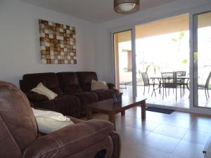sala de estar con sofá y mesa en Coming Home - Mar Menor Resort, en Torre-Pacheco