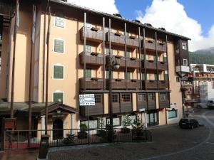 un gran edificio con balcones en un lateral en Sport Campiglio Apartment en Madonna di Campiglio