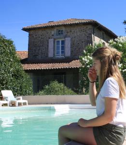 Swimmingpoolen hos eller tæt på Domaine Charente - Familyroom Gypsy with garden (with external toilet & shower house)