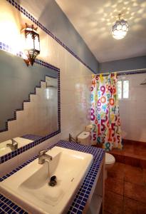 サオラにあるCasas el Caminoのバスルーム(洗面台、階段付)