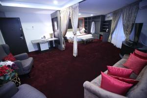 Posezení v ubytování Al Khatiri Hotel