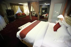 Postel nebo postele na pokoji v ubytování Al Khatiri Hotel