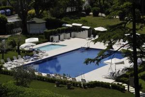 Bazén v ubytovaní Hotel Acquaviva Del Garda alebo v jeho blízkosti