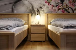 歐羅什哈佐的住宿－費赫爾哈特禦潘斯奧酒店，一间卧室配有两张床和床头灯。