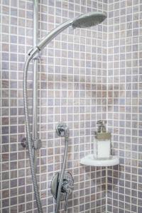 カスティリオーネ・デル・ラーゴにあるResidenza il Casoneのバスルーム(シャワー、シャワーヘッド付)が備わります。