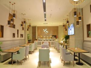TV a/nebo společenská místnost v ubytování Echarm Hotel Chengdu KuanNarrow Alley JinXianQiao Branch 宜尚酒店成都宽窄巷子金仙桥店