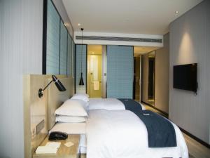 Postel nebo postele na pokoji v ubytování Echarm Hotel Chengdu KuanNarrow Alley JinXianQiao Branch 宜尚酒店成都宽窄巷子金仙桥店