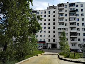 レンスクにあるApartments on Naberezhnayaの白い建物の前の空き道