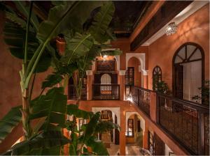 Una escalera en una casa con una planta en Dar Attajmil, en Marrakech