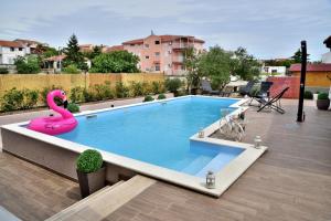 Bazén v ubytovaní Apartmani Julija alebo v jeho blízkosti