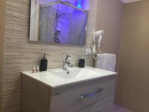 bagno con lavandino e specchio di Linda's B&B a Ragusa