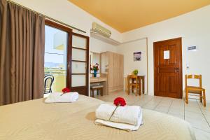 1 dormitorio con 1 cama con 2 toallas en Villa Diasselo, en Malia