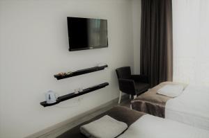 TV a/nebo společenská místnost v ubytování Pruva Prestige Hotel