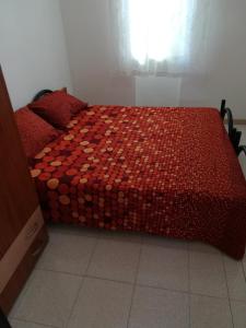 ヴィエステにあるVilla Lucrezia Triloの赤い掛け布団付きのベッド1台