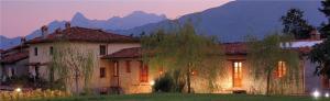 una casa grande con una montaña en el fondo en Santa Lucia, en Magnano