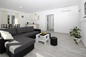 sala de estar con sofá y mesa en Apartments Mocici en Čilipi