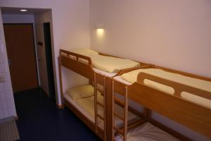 מיטה או מיטות קומותיים בחדר ב-Jugendherberge Otto-Moericke-Turm