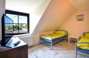 Camera con 2 Letti, TV e finestra di Pod Strzechą a Darłowo