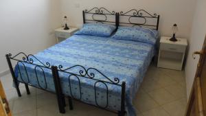 una camera con un letto e due comodini di Villetta Gelsomino a Corsano