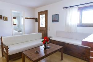 ein Wohnzimmer mit einem weißen Sofa und einem Tisch in der Unterkunft Villa Lola in Lithakia