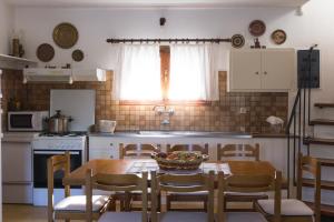 eine Küche mit einem Tisch und einer Obstschale darauf in der Unterkunft Villa Lola in Lithakia