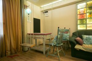 ブダペストにあるDesign Apartmentのリビングルーム(テーブル、椅子、ソファ付)