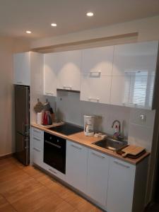 Kuchyň nebo kuchyňský kout v ubytování Apartment Maria