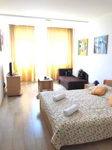 Habitación de hotel con 2 camas y sofá en Studio The Sun, en Dubrovnik