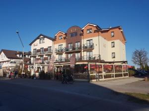 un gran edificio con una tienda delante en Villa Stella SPA, en Mielno