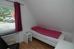 ScharzfeldにあるFerienwohnung Sonneneckの窓付きの客室の小さなベッド1台分です。