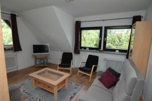 Ferienwohnung Sonneneck في Scharzfeld: غرفة معيشة مع أريكة وطاولة قهوة