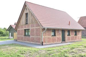 ceglany dom z czerwonym dachem w obiekcie Gästehaus Verl w mieście Verl