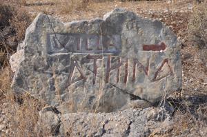 een steen met schrijven op een veld bij Athina Villas in Istron