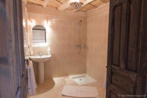 Vannituba majutusasutuses Kasbah Imdoukal