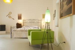 a living room with a bed and a green couch at Sopra il Limoneto in Cetara