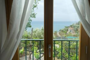 a window with a view of a mountain at Sopra il Limoneto in Cetara