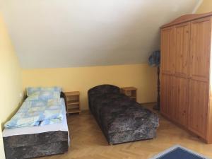 1 dormitorio con cama y sofá en Bözsi Apartman, en Sárvár