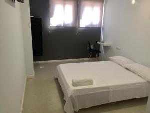 Een bed of bedden in een kamer bij SolRoom (plz. La Nogalera)