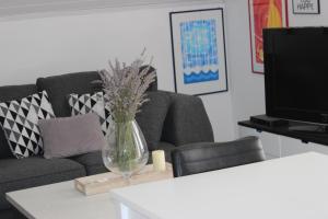 ein Wohnzimmer mit einer Vase mit Blumen auf einem Tisch in der Unterkunft Apartment Floral in Brodarica + 41 Fotos