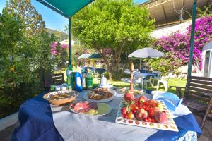 un tavolo con frutta e verdura su una tovaglia blu di Villa al Porto a Ischia