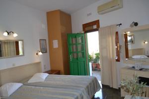 Cama ou camas em um quarto em Studios Flora Manos
