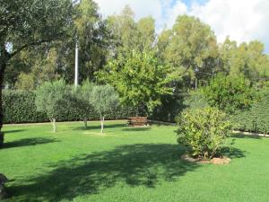 オルメードにあるLa casa Gaiaのベンチと木々と芝生のある公園