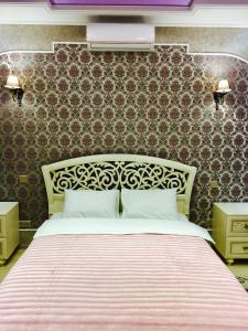 ピャチゴルスクにあるGuesthouse Prestigeのベッドルーム1室(ピンクと白の毛布付きのベッド1台付)