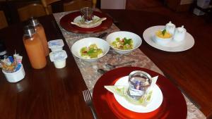 Top House Bed and Breakfast في Ladybrand: طاولة عليها صحون وأوعية طعام