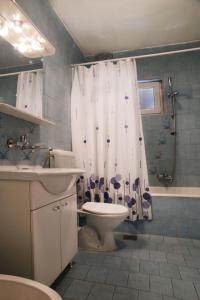 Et badeværelse på Apartments Roko