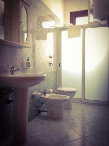 サン・ヴィート・ロ・カーポにあるBaglio del Mulino a Ventoのバスルーム(洗面台、トイレ付)