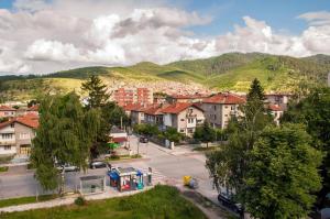 uitzicht op een stad met bergen op de achtergrond bij Apartment Elegant in Velingrad