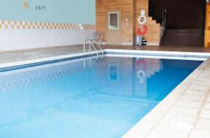 a large swimming pool with blue water at Brackley Beach Northwinds in Brackley Beach