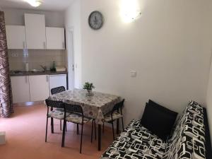 Kuchyňa alebo kuchynka v ubytovaní Apartments Bobbi