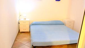 Un pat sau paturi într-o cameră la La Baia Casa vacanze-Seminterrato